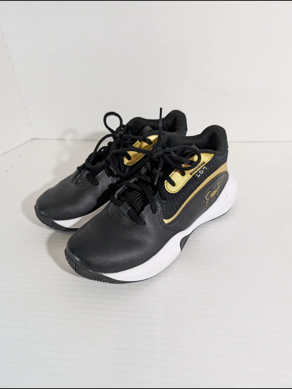 Under Armour Youth 5.5Y Basketball Shoes Black Gold 3028513-001 New No Box